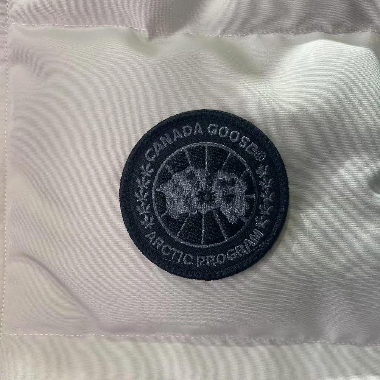Style number: Y 138 𝑪𝒂𝒏𝒂𝒅𝒂 𝑮𝒐𝒐𝒔𝒆Canada Goose counter level! Canadagoose/Canada Goose New Arrival "2078APPSeries" down vest for men and women Material list: 1⃣ Original custom-made double plain 9500-100% nylon nylon fabric 2⃣ Original YKK zipper, non-sub-factory product 3⃣ National standard 80% white duck down from Guangzhou Inspection, (zp uses 80% white duck down/any boasts of 90% are fake) Material analysis characteristics: 1⃣ Original factory/9500-100% nylon 100% nylon Lurex yarn is actually 100% nylon, which is rarely pure now. Most of them are mixed with cotton thread or polyester. Our top original version is developed in accordance with ZP and uses the same material. 2⃣ As we all know, the original version uses 80% white duck down. The fill power refers to the cubic inches of volume occupied by each ounce (30 grams) of down under certain conditions. If the space occupied by one ounce of down is cubic inches, the fill power of the down is called . So we can simply understand it as: fill power is the volume of down, and the volume of down is fill power. The higher the fill power of down, it means that under the same filling amount, down can fix a larger volume of air layer to keep warm and insulate, so the warmth retention of down is better. Size:XS-2XL